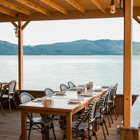 Pino Mar Luxury Couette-café